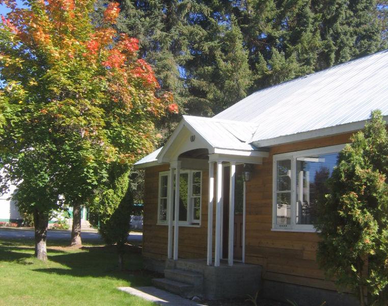 Peaceful Home in Nakusp BC - very private yard & raised beds !