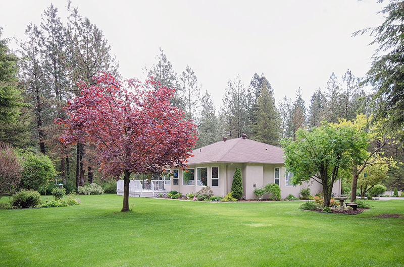 PRIVATE COUNTRY ESTATE WITH GUEST HOUSE In Christina Lake, BC