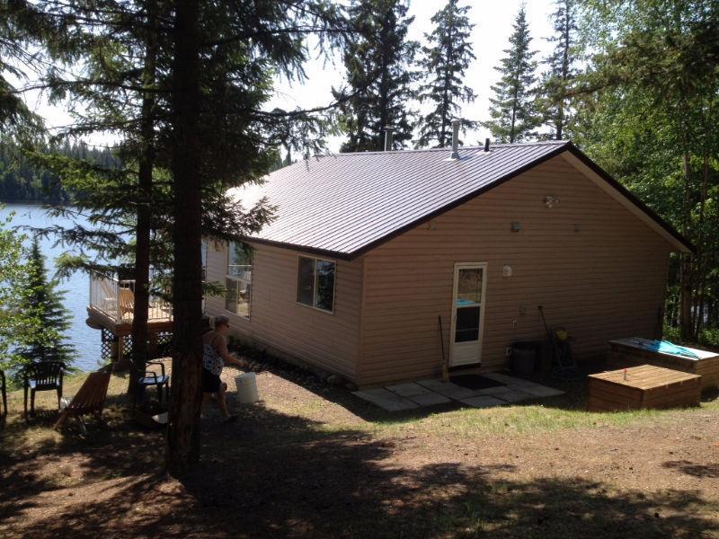 Modern Lakehouse on Cluculz Lake!