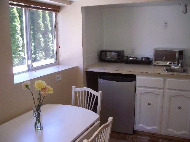Furnished Bachelor Suite in Fairfield - Available May 1