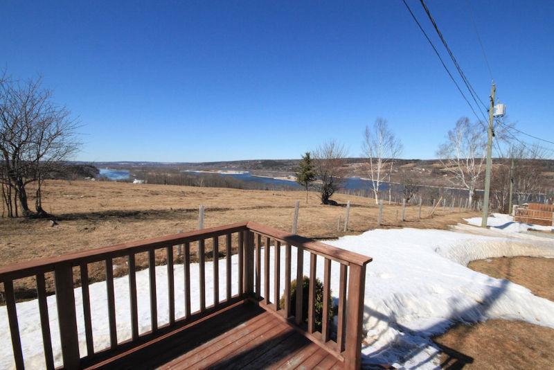 3 bedroom, 2 bath mini with stunning view of St. John River!