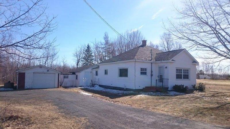 Cozy Two Bedroom House with attached garage, Lakeville Corner