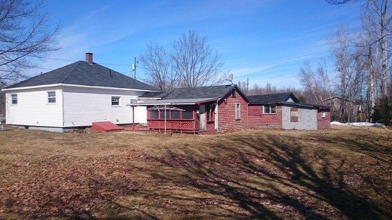 Cozy Two Bedroom House with attached garage, Lakeville Corner