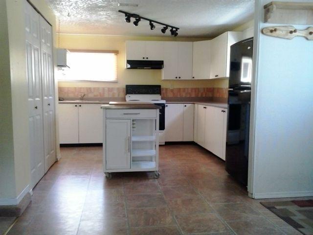 2 Bedroom. Huge Bathroom and Many Closets. Util Included