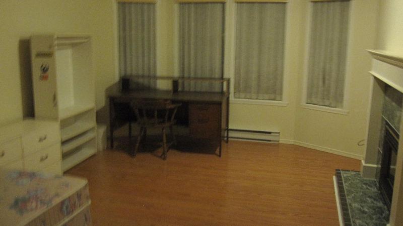 Spacious 4 large bed room for Sept 1
