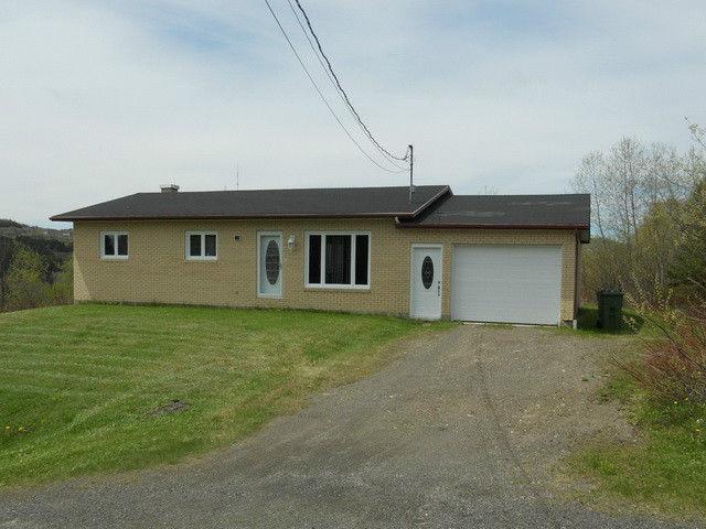 Maison de 3 chambres située sur 2 acres de terre!