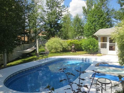 Room To Rent In Executive Home....Dieppe With Pool!!