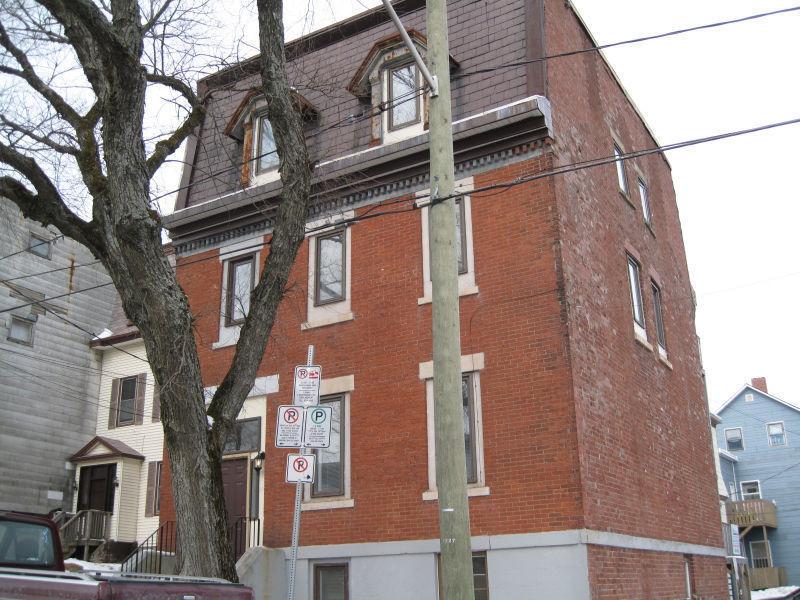 Uptown-OFFSTREET PARKING-W/dryer hookup