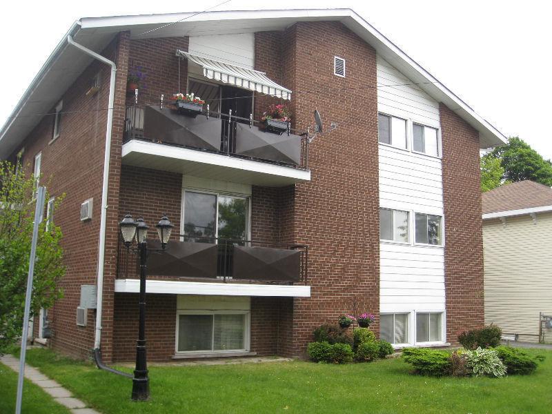 Large 2 Bdrm/balcony in East Hill  $950/mo avail May 1