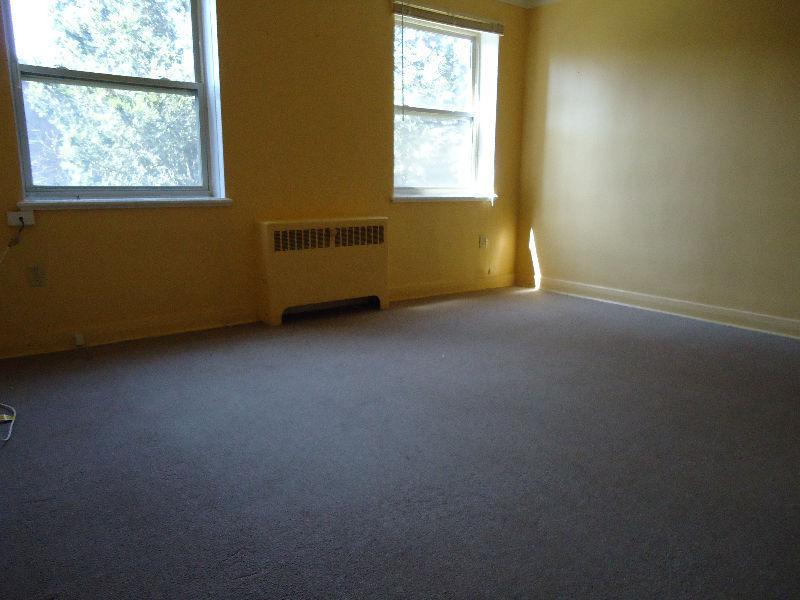 Spacious 2 bedroom on Aberdeen Ave. $920