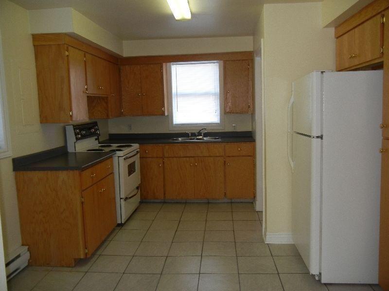 West - 2 Bedroom Apartment available April 1