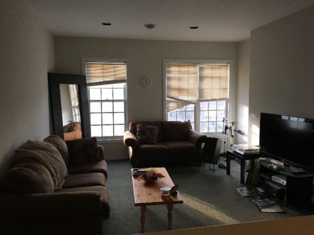 HUGE 3 bedroom apartment near University, Grocery Store and Mall