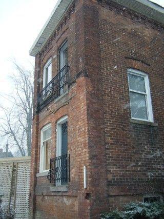 Brownstone full of Characteristic Features