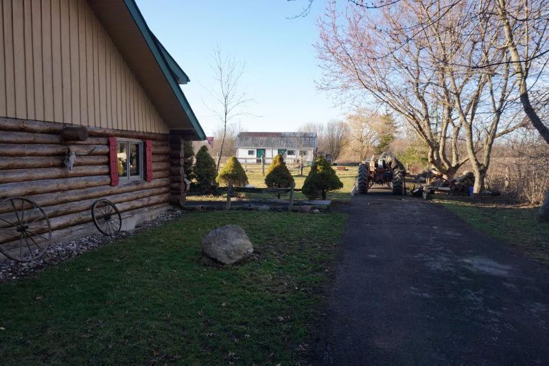 Beautiful Log Cabin - Minutes from QEW