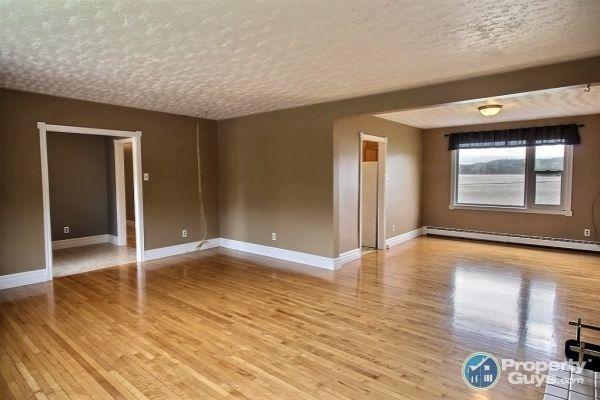 Move in Ready, Spotless, Waterfront Home in West Side SJ