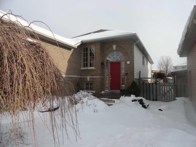 >> ALL INCL 2 BDRM, BRIGHT AND CHARMING UPPER LEVEL FOR RENT <<<