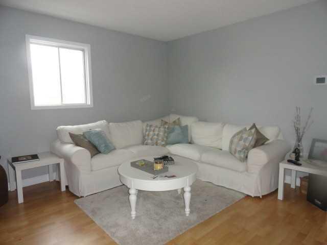 >> ALL INCL 2 BDRM, BRIGHT AND CHARMING UPPER LEVEL FOR RENT <<<