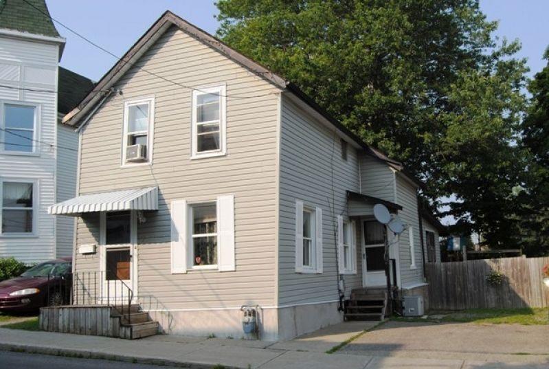 Quiet 3 Bedroom House - Downtown