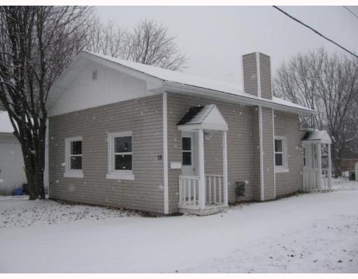 Smiths Falls - Small House For Rent/Large Yard