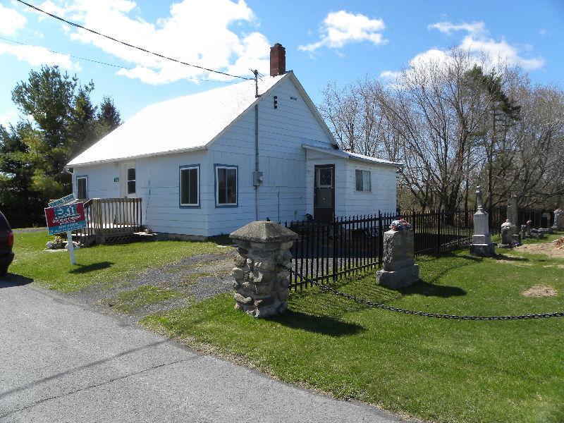 Cozy 2 bedroom with large lot in Moose Creek for May 1