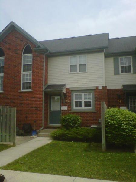 4 Bedroom Townhome Available May 1st on Edinburgh Rd S
