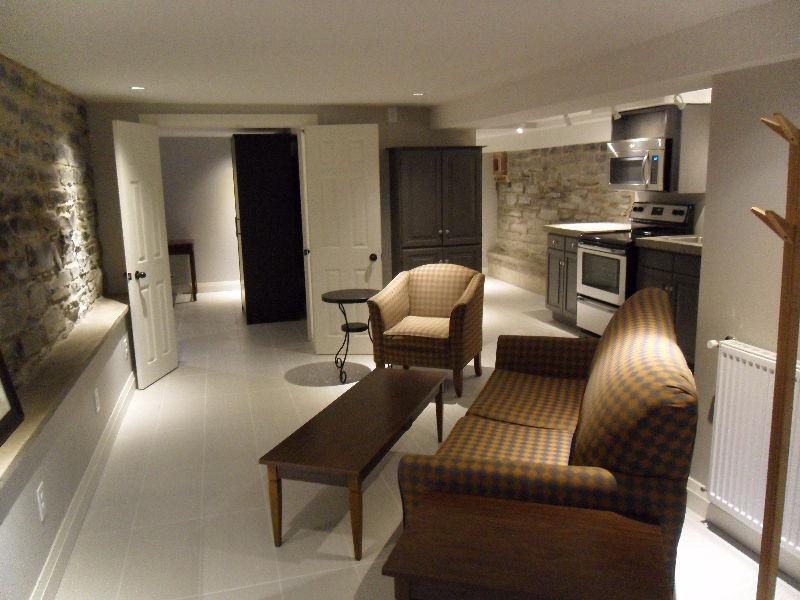 Queen's - New Luxury South Side 2 Bedroom - 450 Frontenac