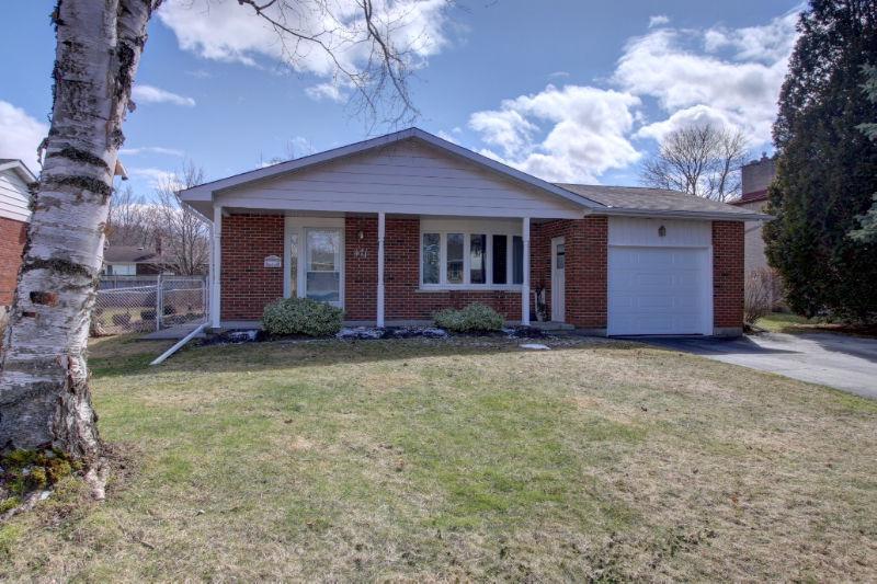 Great F-A-M-I-L-Y Home!!! Fantastic Neighbourhood!!!