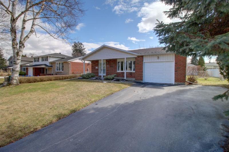 Great F-A-M-I-L-Y Home!!! Fantastic Neighbourhood!!!