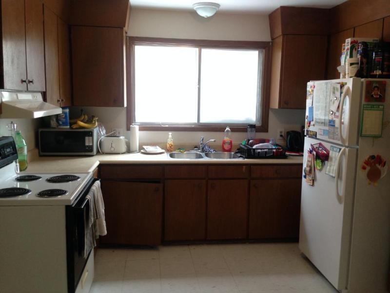 ATTN STUDENTS: GREAT 3 BD HOME, SPACIOUS ROOMS! C- 92 Pembroke