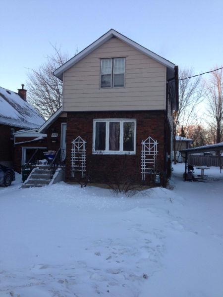 Queen's University 5 Plus 1 Bedroom Large House .9km to Campus