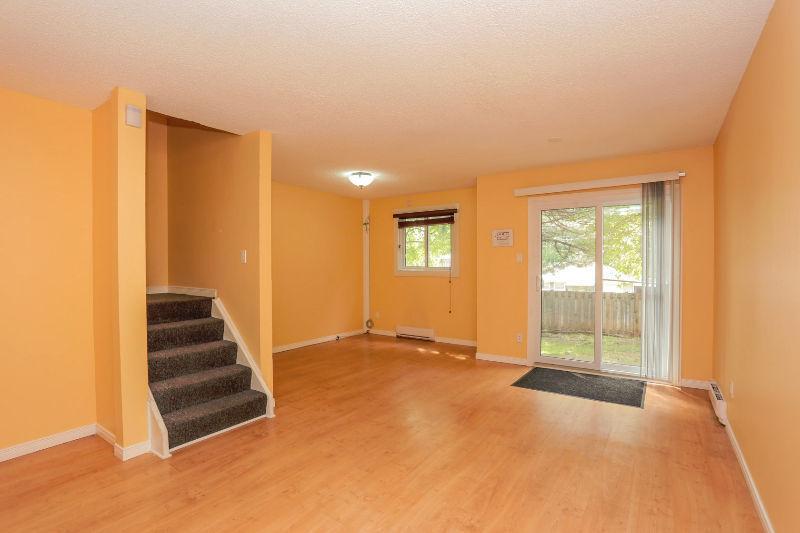 PROFESSIONALS/FAMILIES-SPACIOUS 5 ROOMS-WALK TO UWO MALL & D.T