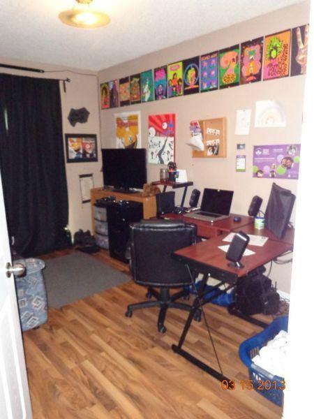 2 rooms available now in Fanshawe College student house