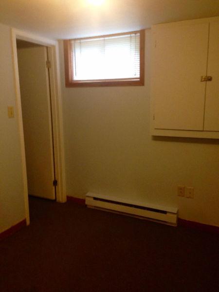 UWO: SINGLE BEDROOMS STEPS TO CAMPUS $400 ALL INCLUSIVE MAY 1!