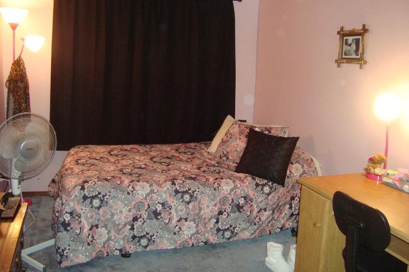 Room w Private Bath in Nice Student Home close to Campus!!!!