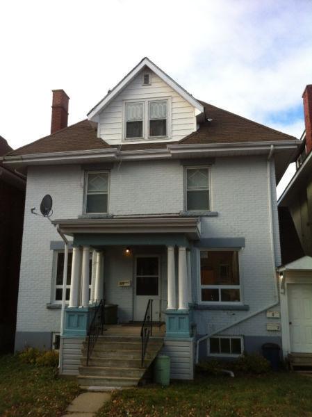 Character 2bd main level/Tri-Plex,Hyde Park,Student,Professional