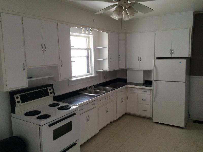 ++Beautiful 3br mainfloor, fresh paint, sparkling clean! $1100++
