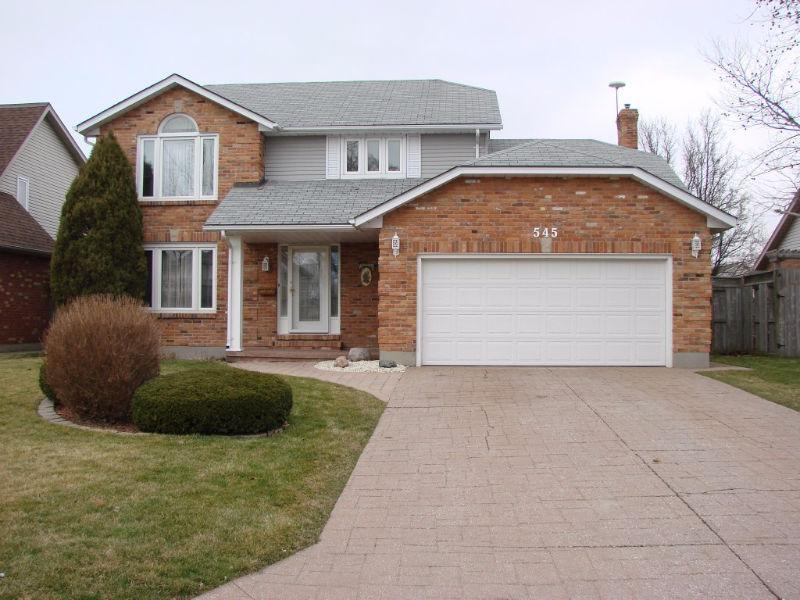 BEAUTIFUL, WELL MAINTAINED, 2 STOREY CORUNNA HOME!