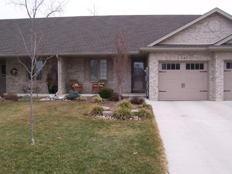 Immaculately maintained, empty nester in Stonehedge Park!