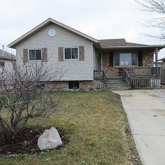 WELL MAINTAINED BUNGALOW IS LOCATED IN DESIRABLE PETROLIA!