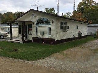Well, maintained mobile home in `Paradise Valley`!