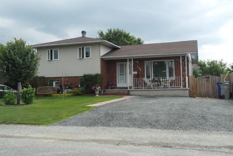 Beautiful 4 level side-split close to  Square