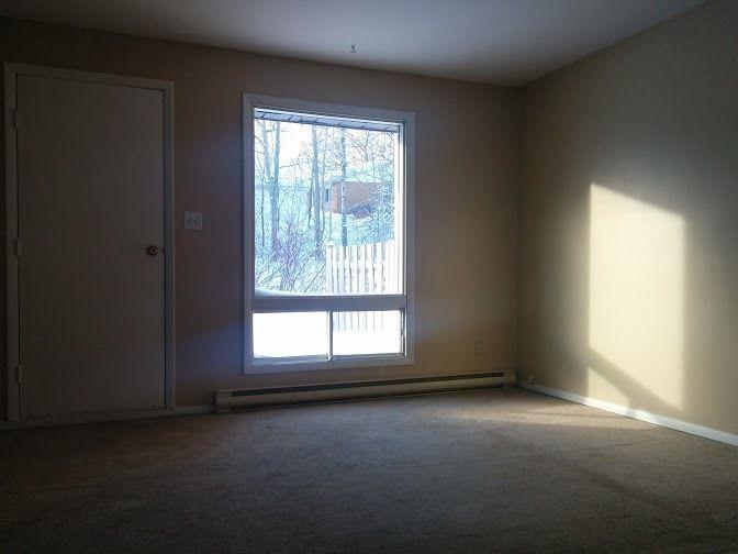 ONE MONTH FREE!!! Beautiful, Spacious Townhouse