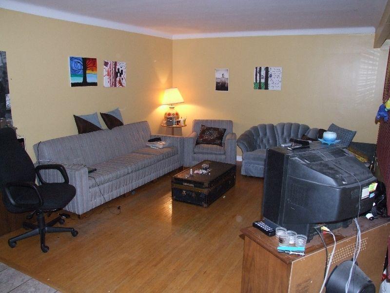 3 BEDROOM STUDENT HOUSE SECONDS TO BROCK