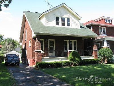 *** 5 BEDROOMS ** CLOSE TO U OF W ** IN A GREAT LOCATION ***