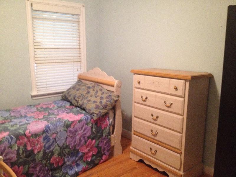 Furnished room for rent to an Asian female at Bathurst&Lawrence