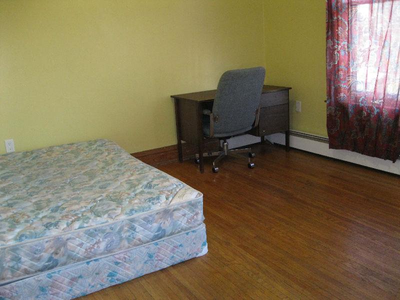 FURNISHED STUDENT APARTMENT---3 BEDROOMS---NEAR DOWNTOWN