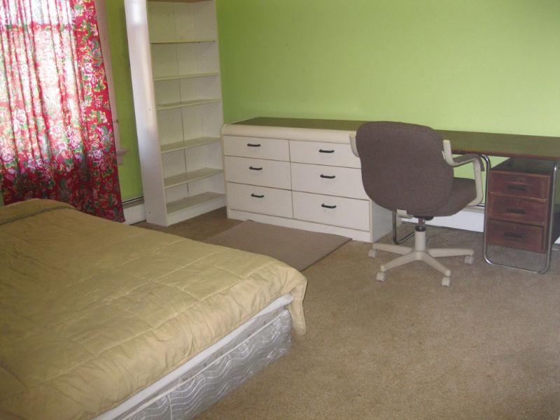 STUDENT APARTMENT--- 3 ROOMS AVAILABLE MAY---NEAR DOWNTOWN