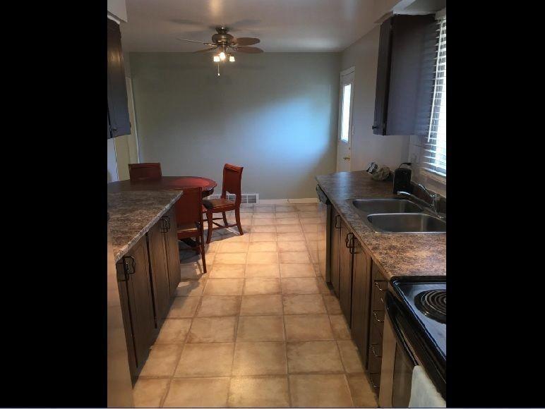 STUDENT RENTAL - FEMALES - CLEAN - CONVENIENT - ROOMS AVAILABLE