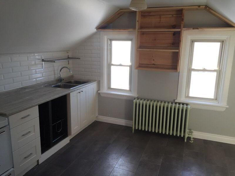 Students! 4 rooms available NOW walking distance to downtown