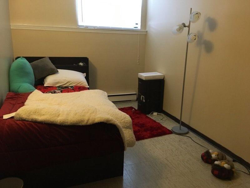 5 min walk to LU *furnished room*